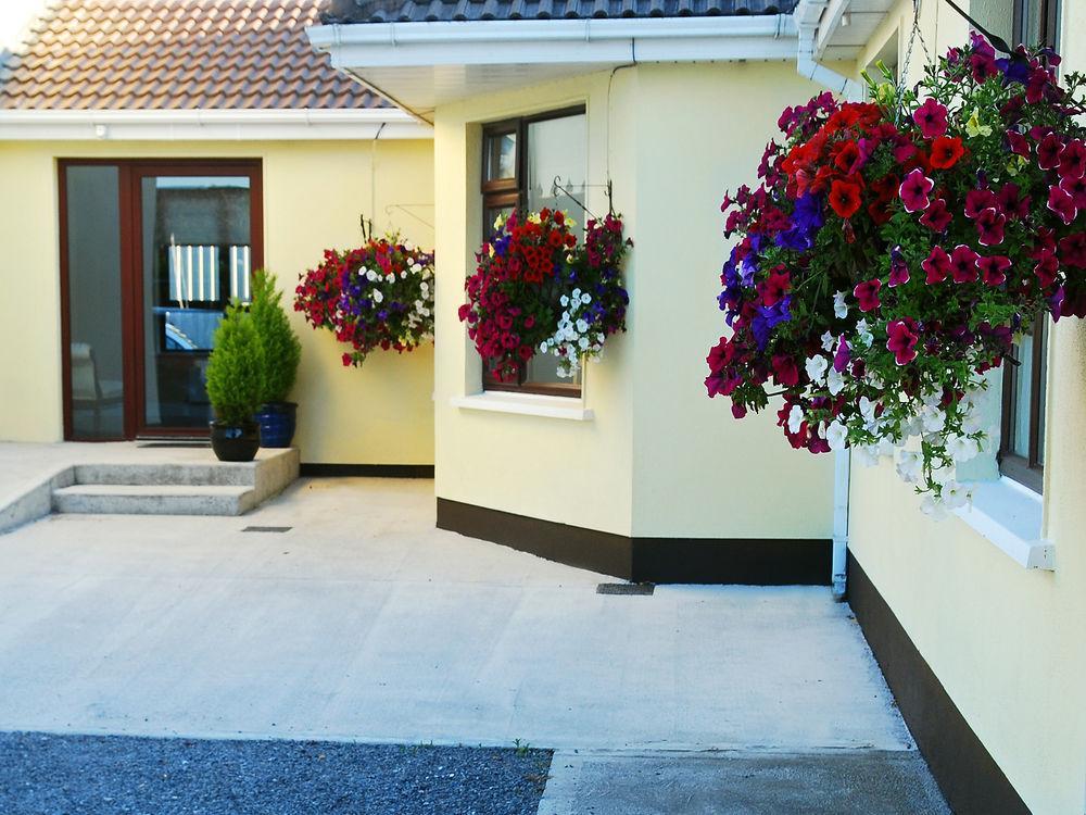 Hillview House Hotel Lusk Exterior photo